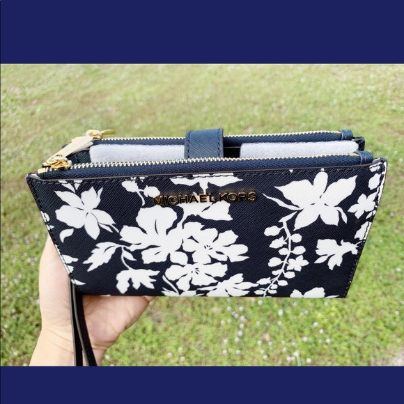 ‼️SALE‼️ 👛💕-Michael Kors Phone Wristlet Floral - Picture 4 of 5